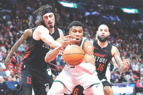 Giannis Antetokounmpo Damian Lillard Leads Milwaukee Bucks Past Miami Clinches In Season