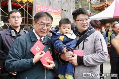 賴清德、黃偉哲大年初一台南參拜祈福 發紅包祝福市民龍年行大運 Ettoday地方新聞 Ettoday新聞雲