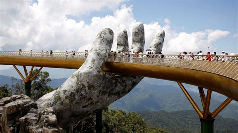 Un puente sostenido por manos gigantes nueva atracción turística de