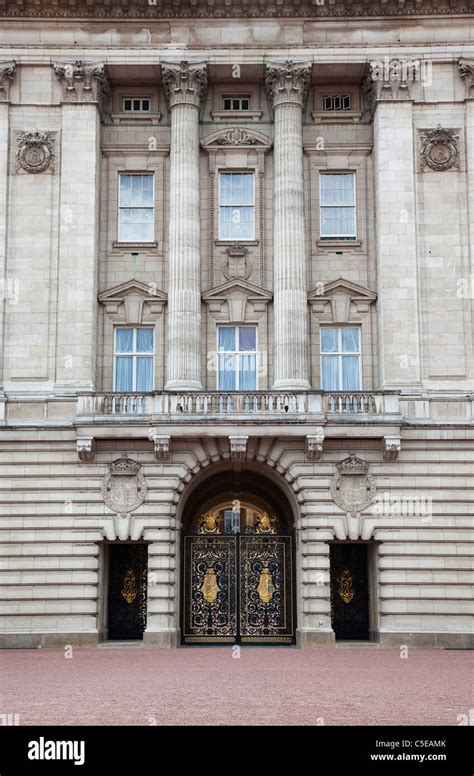 Buckingham Palace Balcony Hi Res Stock Photography And Images Alamy