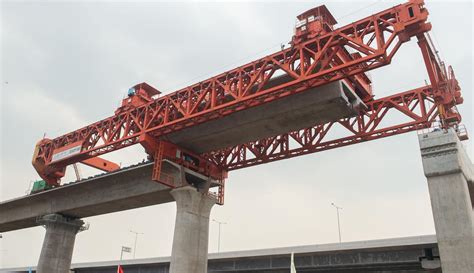 Foto Pemasangan Girder Kereta Cepat Jakarta Bandung Bisnis