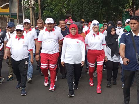 Antusiasme Warga Jember Dan SMA Negeri 2 Tanggul Dalam Kegiatan Jalan