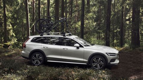 2020 Volvo V60 Cross Country Elevates Wagon Lineup