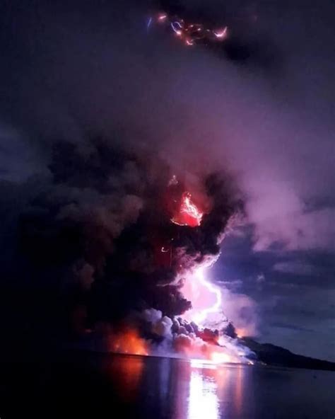 Volcano eruption in Indonesia. Go look for video. : r/natureismetal