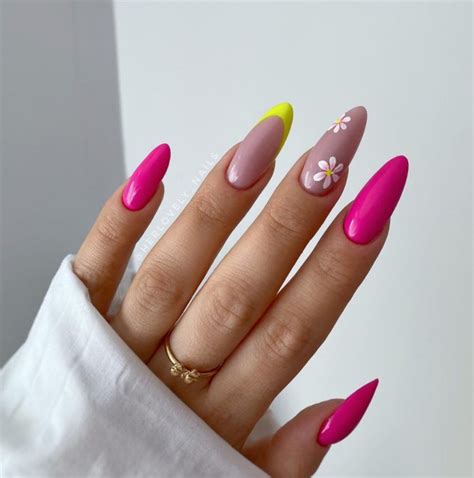 50 Pretty Floral Nail Designs Daisy And Dark Pink Nail Colour I Take