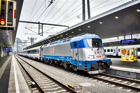 ČD 380 014 1 trifft mit dem EC Polonia Warszawa Wschodnia Břeclav