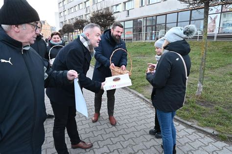 Rozdawali S Odko Ci Na Placu Zwyci Stwa W Ole Nicy