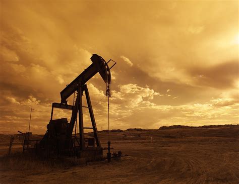 石油需要が10年ぶりの下落幅に。新型コロナウイルスの影響、エネルギー分野にも –電気新聞ウェブサイト