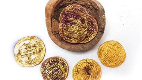 Pesquisadores Encontram Cofrinho Moedas De Ouro De Anos Em