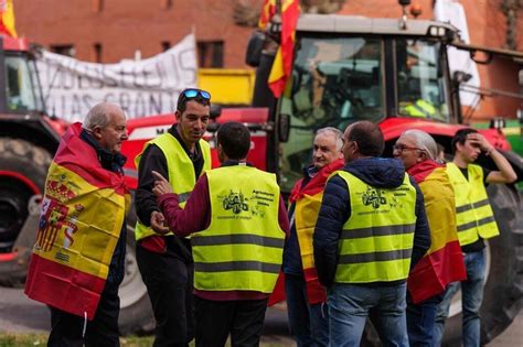 Espagne Des Milliers Dagriculteurs Manifestent En Tracteur Le Mans