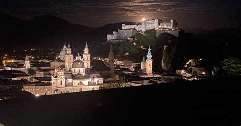 Festung Hohen Salzburg Bei Vollmond In Au Erhalb Salzburgs Sch Ne