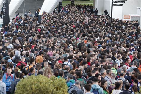 Miles De Voluntarios Son Desplegados En Valencia Para Ayudar En La