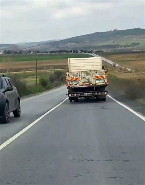 Arnavutköy de Lastiği Parçalanan Kamyonet Tehlikeli Yolculuk Yaptı