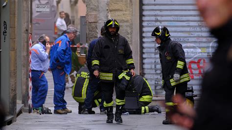 Paura In Centro A Lucca Serie Di Esplosioni E Fumo Dai Tombini Guasto