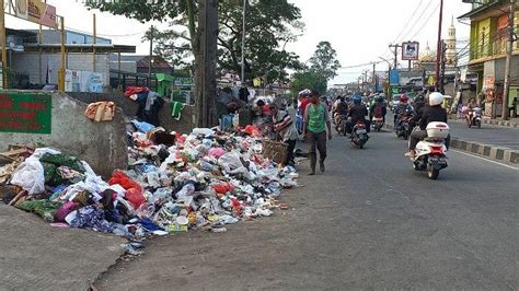 Tumpukan Sampah Meluber Hingga Ke Jalan Maulana Hasanudin Cipondoh Kota