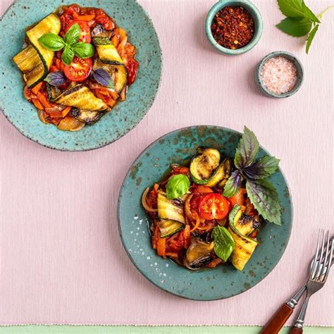 Calabacines A La Plancha Con Verduras En Salsa De Tomate El Concepto De