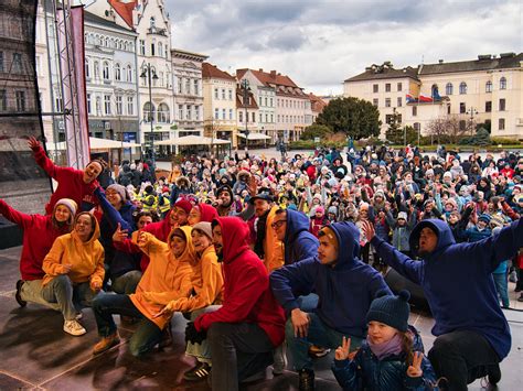 Międzynarodowy Dzień Teatru w Bydgoszczy Scena na Starym Rynku Sztuka