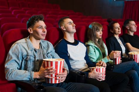 Grupo De Gente Joven En El Cine Foto Gratis