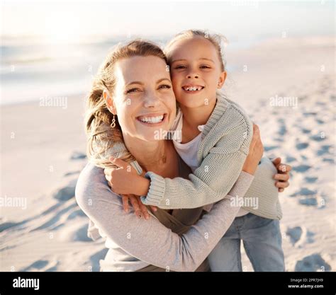 Portrait d une mère aimante embrassant sa fille Petite fille liant