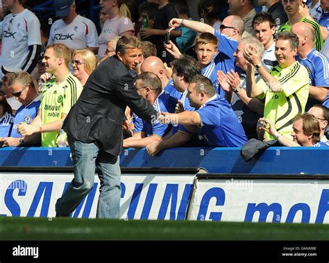 Chelsea Player Dan Petrescu On The Pitch At Half Time Hi Res Stock