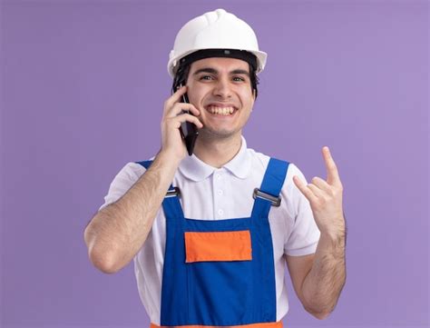 Jovem construtor uniforme de construção e capacete de segurança