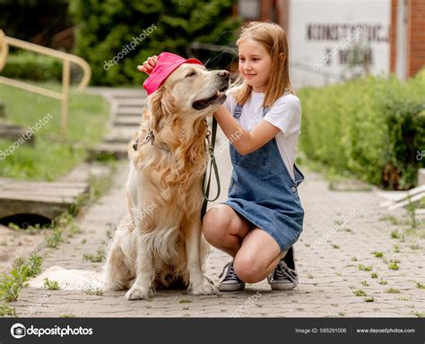 Chica Preadolescente Con Sombrero Abrazando Perro Recuperador Oro