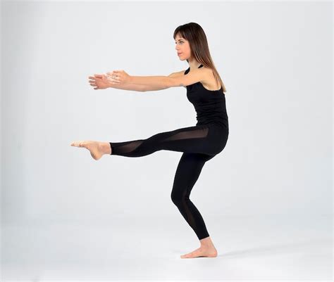 Joven Mujer Yogui Deportiva Practicando Yoga Haciendo Pose Haciendo