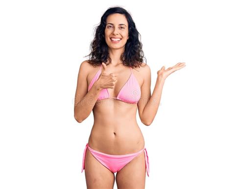 Joven Y Hermosa Mujer Hispana Con Bikini Mostrando Mano De Palma Y Haciendo Un Gesto Correcto