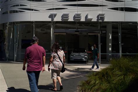 Elon Musk Tesla Board Members To Defend Ceos Pay In Court Wsj