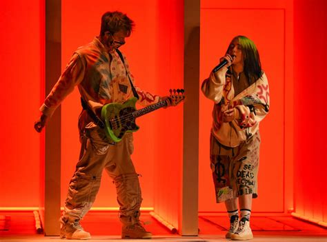 Billie Eilish Performs Therefore I Am For The First Time At 2020 Amas Iheart