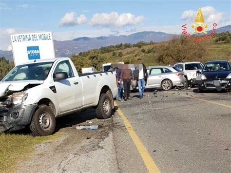 Incidente Stradale Vicino Cc Due Mari Sulla Sp I Vvf Estraggono Due