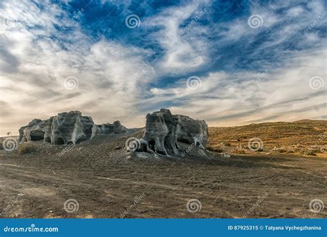 Vista Pintoresca Del Desierto De Lanzarotte Con Los Acantilados Imagen