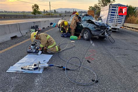 Volcadura En Carretera Santa Rosa La Barca Deja Saldo De Dos Personas