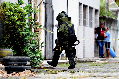 Ap S Tiroteio Entre Traficantes Idosa Acha Granada Na Porta De Casa Em