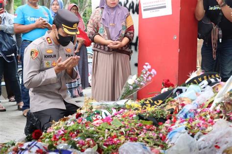 Kapolres Malang Bersimpuh Di Stadion Kanjuruhan Meminta Maaf Dan