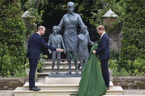 William Et Harry Ce Qu Ils Se Sont Dits Face La Statue De Lady Di