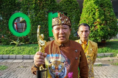 Bupati Jember Hendy Siswanto Terima Anugerah Pwi Kategori Budaya Wujud