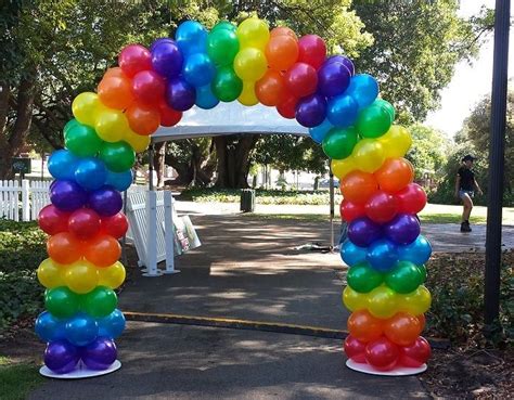 Pride Balloon Arch In The Park Balões De Arco íris Como Fazer Um Arco Arcos De Baloes