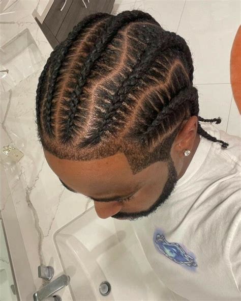 Trança nagô em cabelo cacheado masculina é um ótimo penteado para quem