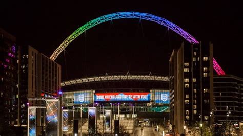 Iluminan Arco De Wembley Como Arco Ris En Respuesta A Fifa