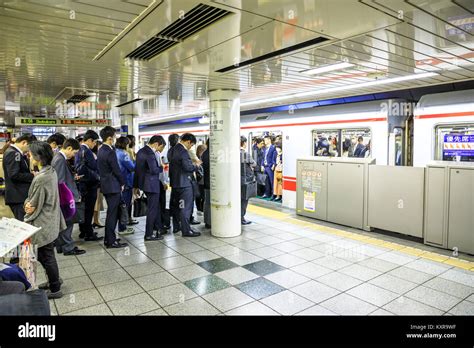 Linea Della Metropolitana Di Tokyo Immagini E Fotografie Stock Ad Alta