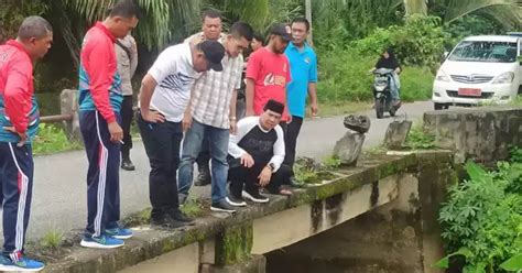 Pj Bupati Abdya Tinjau Jembatan Penghubung Antar Gampong Tidak Layak Pakai