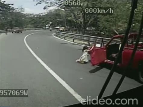 Niña sale disparada de taxi en movimiento la puerta se abrió