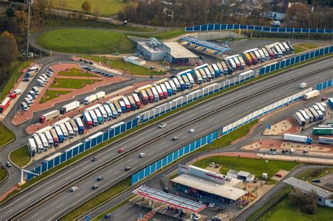 Luftaufnahme Leifringhausen LKW Abstellflächen an der Autobahn