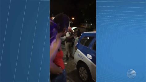 Policial militar dá tapa no rosto de mulher durante confusão na Bahia e