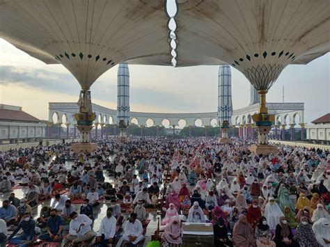 FOTO Ribuan Umat Muslim Khusyuk Ikuti Shalat Idul Fitri Di Masjid