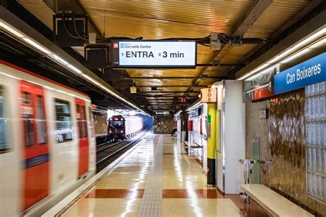 El D Estacions Del Metro A Barcelona Disposa De Pantalles Digitals