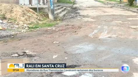 Vídeo Moradores de Santa Cruz reclamam da buraqueira Bom Dia Rio G1