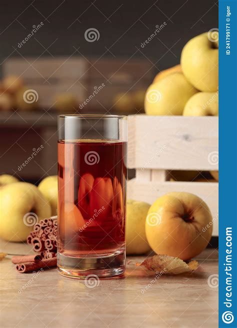 Verse Appelappels In Houten Doosjes En Glas Appelsap Stock Afbeelding