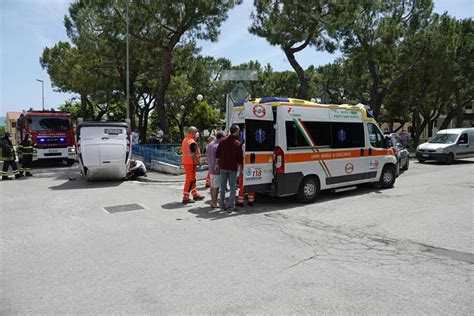 Incidente Porto Sant Elpidio Furgone Si Ribalta Due Feriti